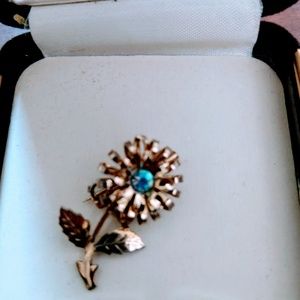 Gold flower pin